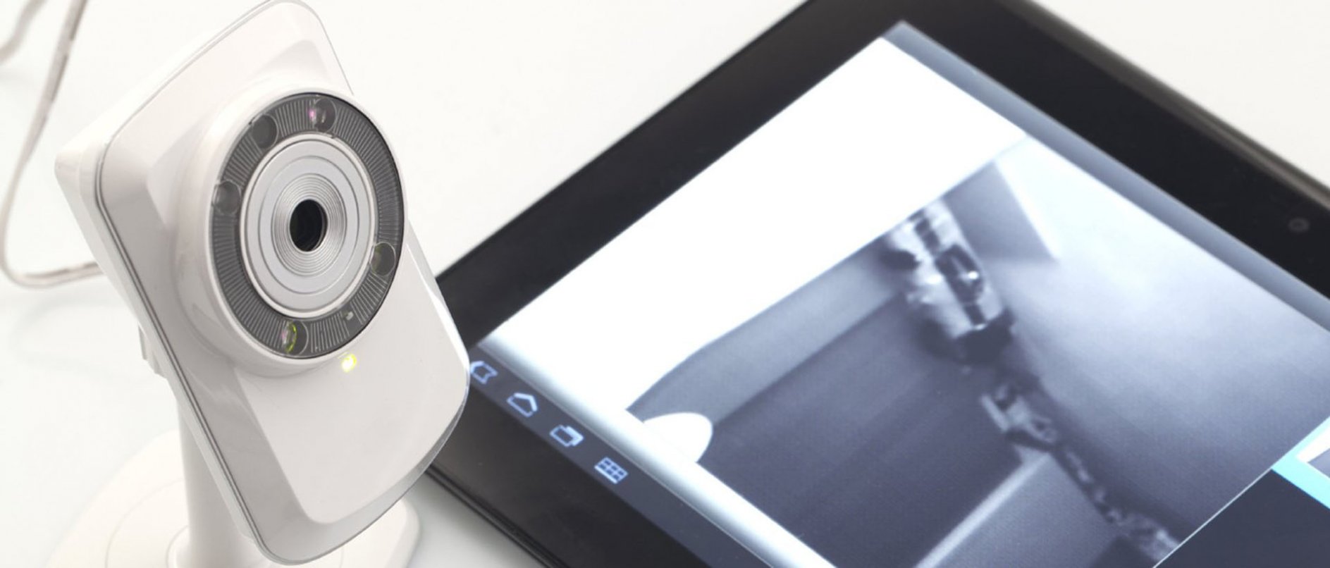 Moderne &Uuml;berwachungskamera mit Anzeige auf Tablet f&uuml;r Sicherheitstechnik