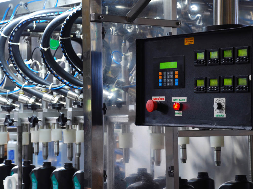 Industrielle Steuerungstechnik mit Bedienpanel und automatisierter Produktionsanlage