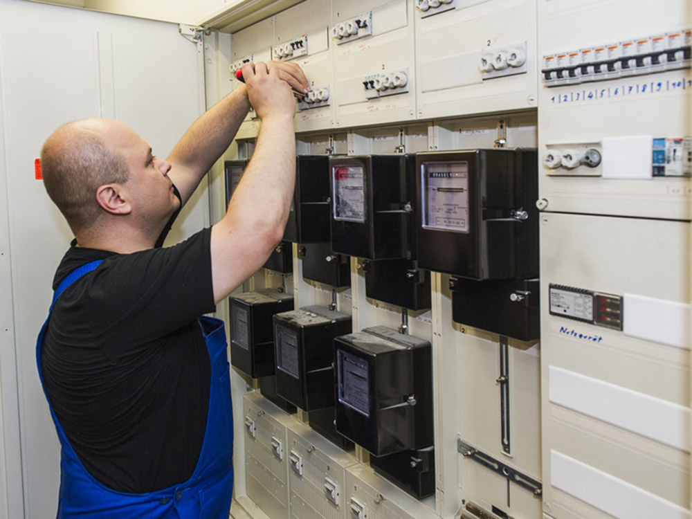 Elektriker bei Wartungsarbeiten an einer elektrischen Schalt- und Verteileranlage